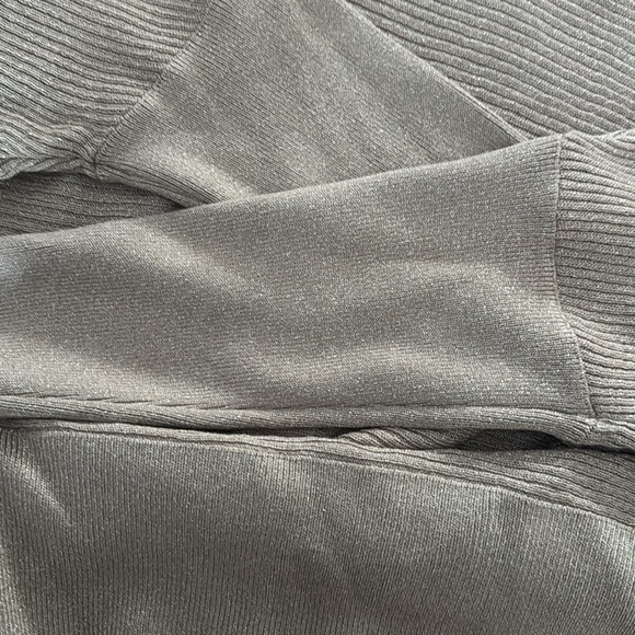 Women’s Gold Sweater. Off shoulder. - Picture 4 of 4